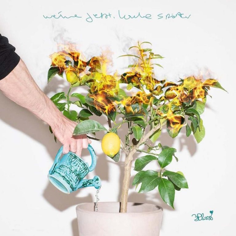 3PLUSSS – WEINE JETZT, LACHE&nbsp;SPÄTER